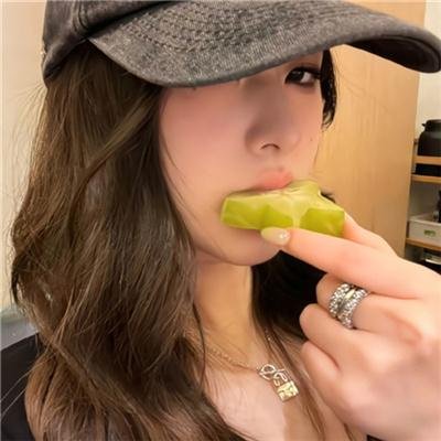三个摩登女性